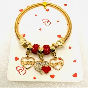 Bracelet Love Hearts Crystal on golden wire.
